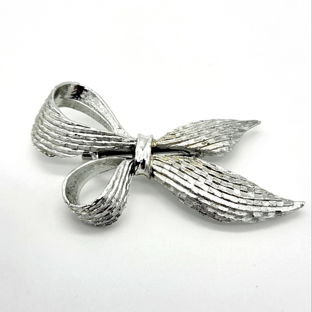 Bow pin by Garry's